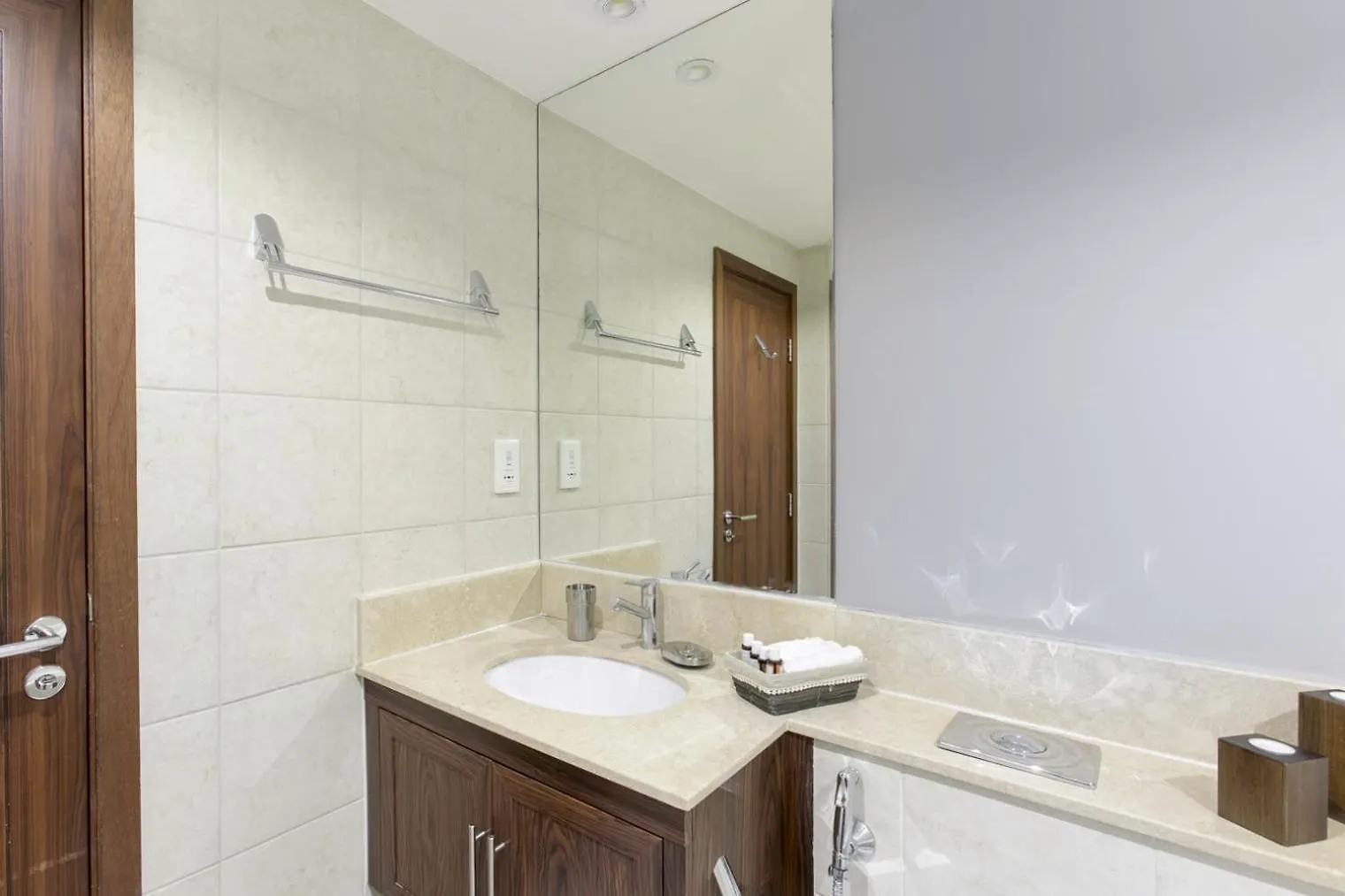 Blueground Downtown Bk View Pool Gym Dxb-289 Apartment Dubai